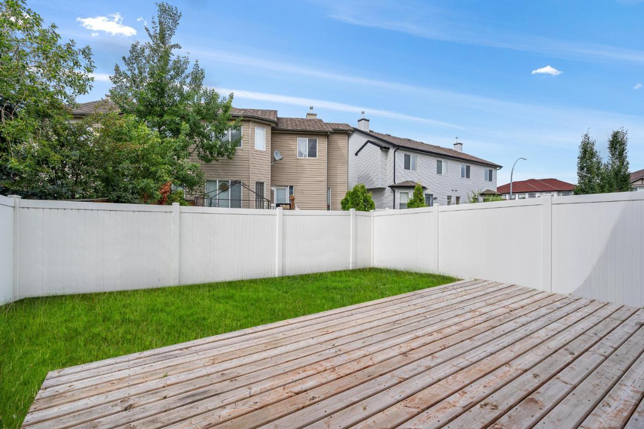 Modern House With Private Backyard & Fireplace Calgary Exterior photo